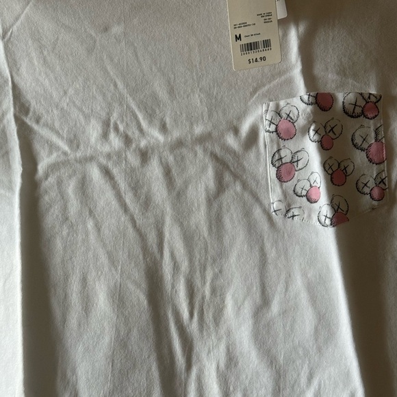 Kaws x Uniqlo UT  2019 6th Limited Edition T-shirt Medium - Picture 6 of 10